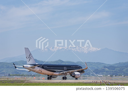 陽光明媚的仙台機場：藏王山脈和一架正在起飛的飛機。宮城縣名取市。 139506075