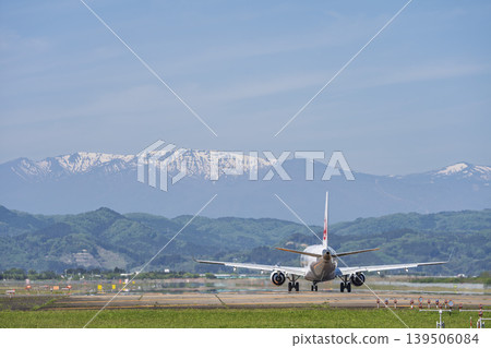 陽光明媚的仙台機場:藏王山脈和一架正在起飛的飛機。宮城縣名取市。 陽光明媚的仙台機場:藏王山脈和一架正在起飛的飛機。宮城縣名取市。 139506084