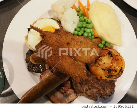 一盤豐盛的菜餚，食材豐富多樣——一道美味佳餚，既有油炸的，也有燒烤的。 139506131