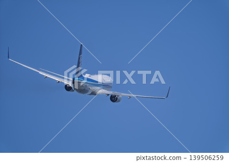 藍天下的仙台機場；一架飛機起飛；宮城縣名取市 139506259