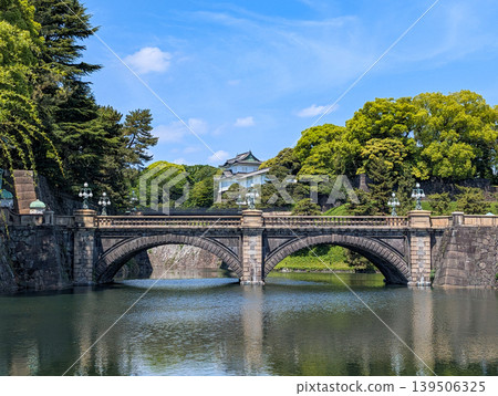 東京千代田區皇宮外苑的主門石橋和伏見塔。 東京千代田區皇宮外苑的主門石橋和伏見塔。 139506325