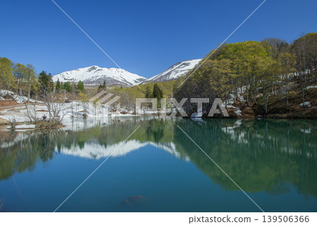 月山五色沼和白雪皚皚的湯殿山 月山五色沼和白雪皚皚的湯殿山 139506366