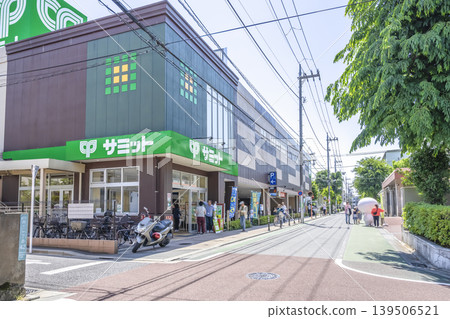 東京世田谷區城市景觀:梅丘車站前的Summit超市 東京世田谷區城市景觀:梅丘車站前的Summit超市 139506521