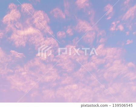 黃昏時分,粉嫩的雲朵飄浮在天空,構成了一幅夢幻而可愛的畫面。 黃昏時分,粉嫩的雲朵飄浮在天空,構成了一幅夢幻而可愛的畫面。 139506545
