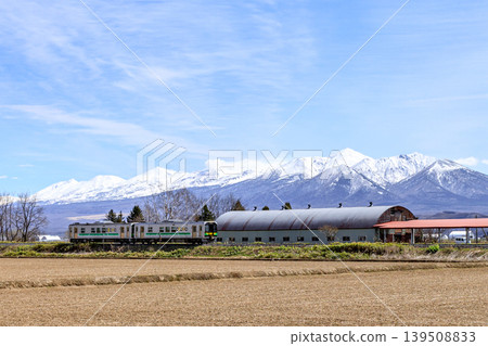 The Tokachi Mountain Range and the Furano Line as viewed from Nakafurano Town, Hokkaido [April] 139508833