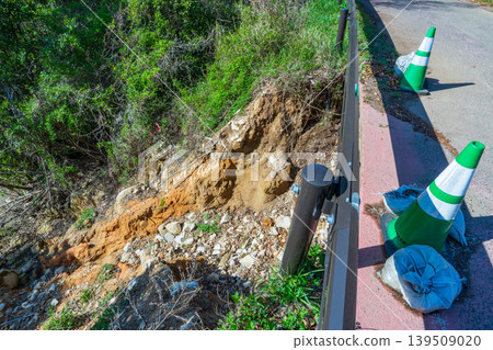 熊本縣:一條道路上發生小型山崩。 熊本縣:一條道路上發生小型山崩。 139509020