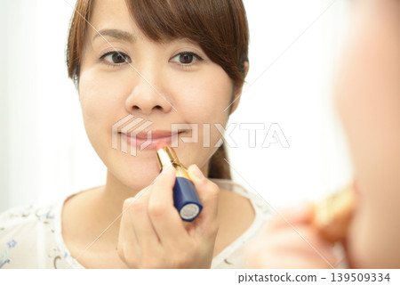 化妝的女人 化妝的女人 139509334