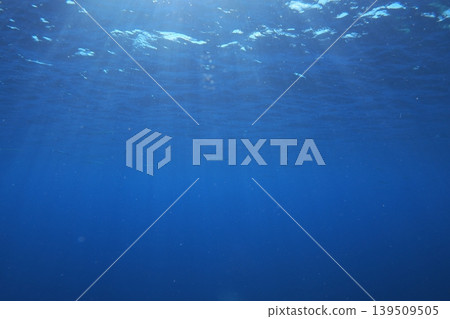 Zamami Island, Otokoiwa Rock: Light shining into the sea (underwater photography) 139509505