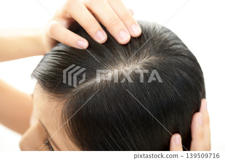 The top of a woman's head 139509716