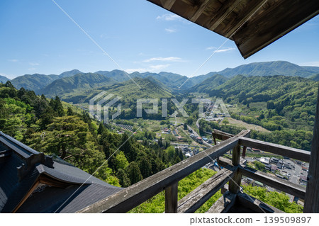 從山形縣山寺木製走廊的欄桿上眺望山谷和山脈。 從山形縣山寺木製走廊的欄桿上眺望山谷和山脈。 139509897