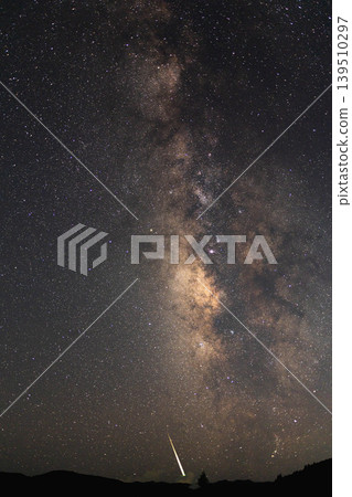 A collaboration of the Milky Way and shooting stars, photographed at Mitsue Kogen Ranch (Mitsue Village, Nara Prefecture) A collaboration of the Milky Way and shooting stars, photographed at Mitsue Kogen Ranch (Mitsue Village, Nara Prefecture) 139510297