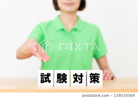 考試準備模組和護理人員中的中年女性 考試準備模組和護理人員中的中年女性 139510569