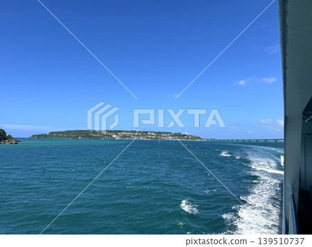 從渡輪上看到的庫裡島景色，以及船隻在海面上留下的白色尾跡。 139510737