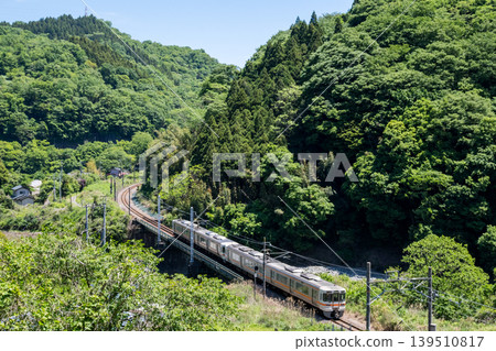 【禦殿坂線】一列沿峽谷行駛的普通列車。 139510817