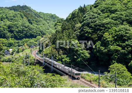 【禦殿坂線】一列沿峽谷行駛的普通列車。 【禦殿坂線】一列沿峽谷行駛的普通列車。 139510818