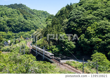 [Gotenban Line] A local train running along a gorge. 139510821