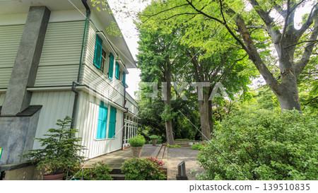 A Western-style mansion surrounded by greenery 139510835