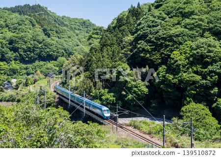 [Gotenban Line] The Limited Express Fujisan running along the gorge 139510872