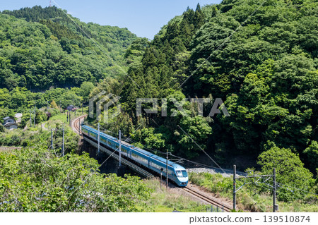 [Gotenban Line] The Limited Express Fujisan running along the gorge 139510874