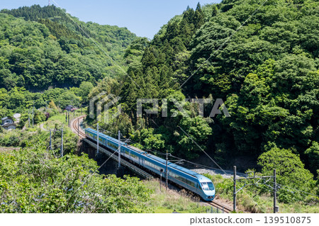 【禦殿坂線】特快列車富士山號沿峽谷行駛。 139510875