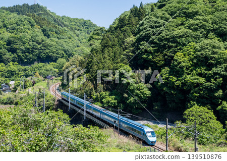 【禦殿坂線】特快列車富士山號沿峽谷行駛。 139510876