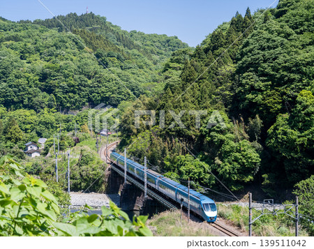 [Gotenban Line] The Limited Express Fujisan running along the gorge 139511042