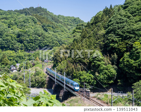 【禦殿坂線】特快列車富士山號沿峽谷行駛。 139511043