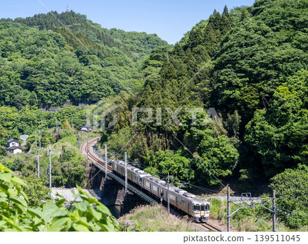 [Gotenban Line] A local train running along a gorge. 139511045