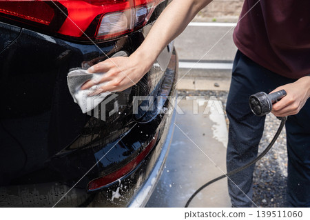 A man who washes cars A man who washes cars 139511060