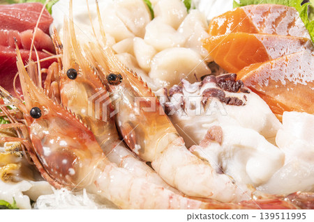 新鮮蝦、扇貝和鮪魚刺身拼盤 新鮮蝦、扇貝和鮪魚刺身拼盤 139511995