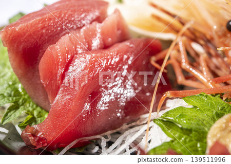 日本料理的特色是鮮紅的刺身片,上面閃著鹽的光澤。 日本料理的特色是鮮紅的刺身片,上面閃著鹽的光澤。 139511996