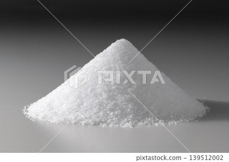 產品照片展示了一堆白砂糖和一堆金字塔形狀的顆粒狀甜味劑。 139512002