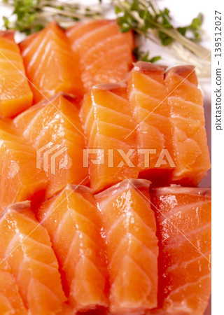 優質壽司配料:鮭魚刺身搭配新鮮紫蘇葉。 優質壽司配料:鮭魚刺身搭配新鮮紫蘇葉。 139512027