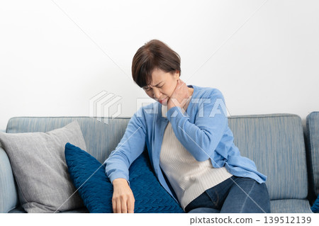 老年女性容易感到疲勞。 139512139