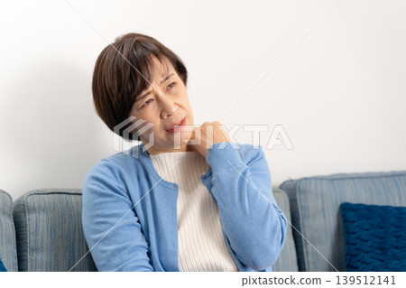 Senior women: stiff shoulders, headaches Senior women: stiff shoulders, headaches 139512141