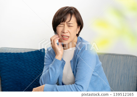 女性下顎牙痛 139512165