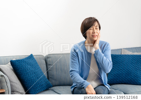 Toothache, Female, Jaw Toothache, Female, Jaw 139512168