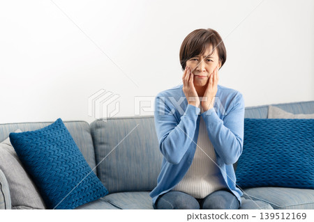 女性下顎牙痛 139512169