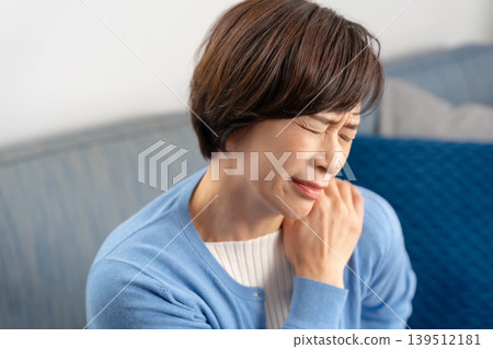 女性：肩膀僵硬、脖子僵硬、頭痛 139512181