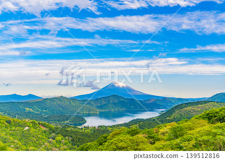 (神奈川縣)從箱根眺望富士山,周圍綠樹環繞。 (神奈川縣)從箱根眺望富士山,周圍綠樹環繞。 139512816