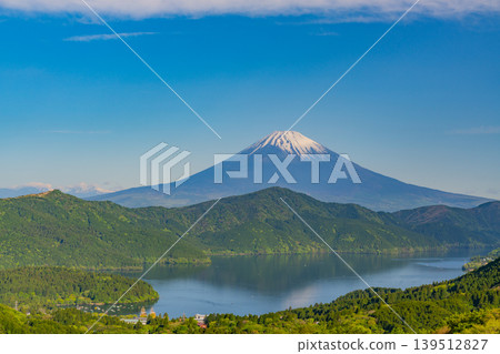 （神奈川縣）從箱根眺望富士山，周圍綠樹環繞。 139512827