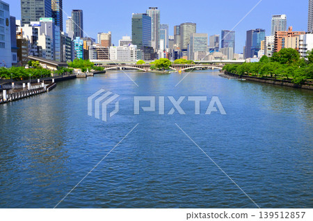 從大阪天滿橋到中之島方向的風景 從大阪天滿橋到中之島方向的風景 139512857