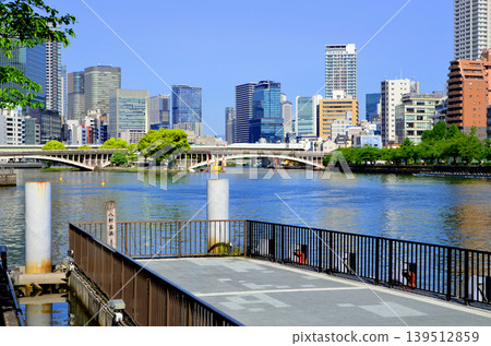 從大阪大川河畔的八賢屋濱眺望中之島地區。 從大阪大川河畔的八賢屋濱眺望中之島地區。 139512859