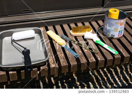 DIY painting tools for verandas 139512983
