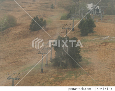 電梯、輸電塔、電力線、山脈、霧、基礎設施、滑雪場、支撐柱、日本、風景、陰天、背景素材 139513183