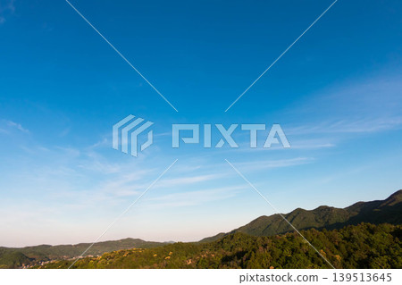 初夏時節,群山環繞,雲霧繚繞。 初夏時節,群山環繞,雲霧繚繞。 139513645