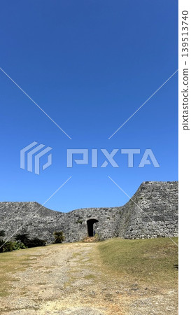 世界遺產扎基米城堡遺址的石拱門,在藍天的映襯下顯得格外醒目。 世界遺產扎基米城堡遺址的石拱門,在藍天的映襯下顯得格外醒目。 139513740
