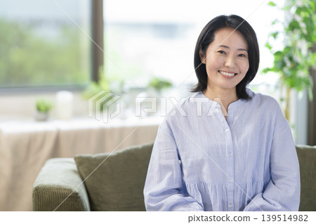 一位四十多歲的女性面帶微笑,直視鏡頭。 一位四十多歲的女性面帶微笑,直視鏡頭。 139514982