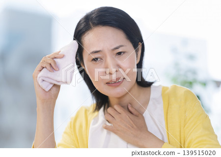 一位四十多歲的婦女擦了擦額頭的汗。 139515020