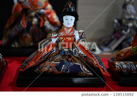 土浦雛祭上的五位樂師:雛人偶莊嚴地演奏笛子,體現了傳統的美。 土浦雛祭上的五位樂師:雛人偶莊嚴地演奏笛子,體現了傳統的美。 139515092